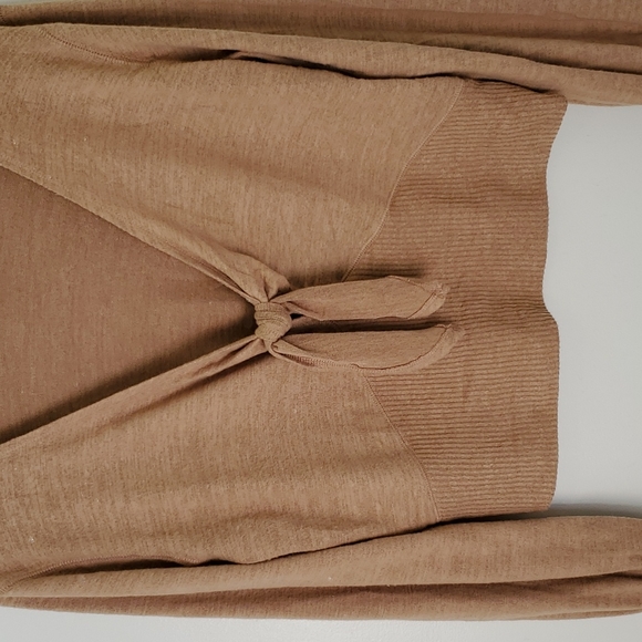 Abercrombie & Fitch Soft Cozy Deep Cut Front Tie Top Size Large - Picture 3 of 6